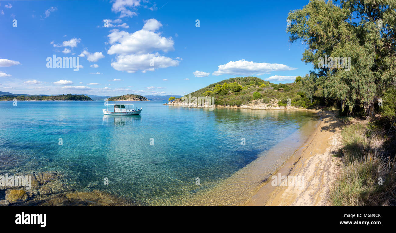Una barca fishng sulle splendide acque del mare di Sithonia, Calcidica, Grecia Foto Stock