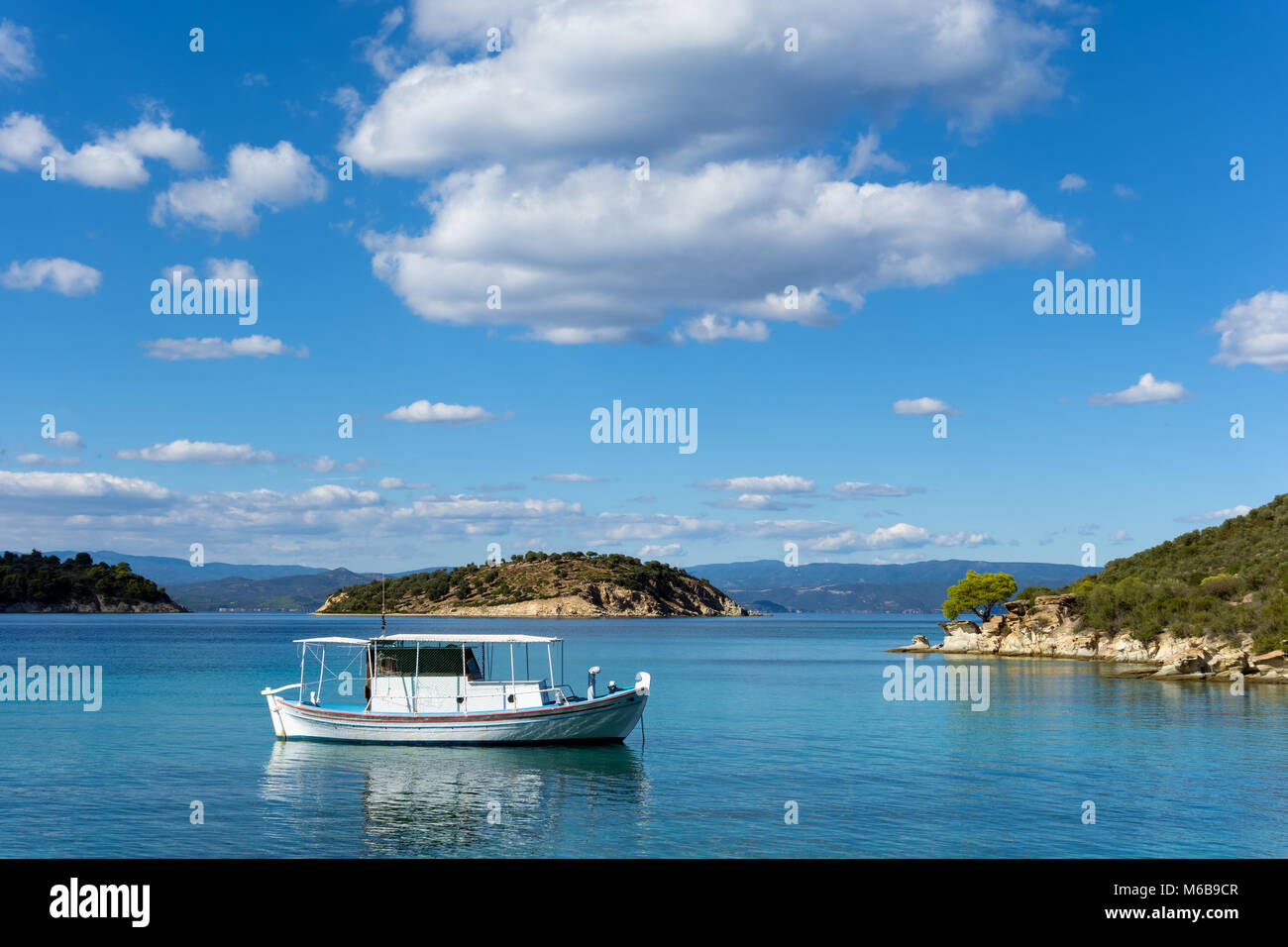 Una barca fishng sulle splendide acque del mare di Sithonia, Calcidica, Grecia Foto Stock