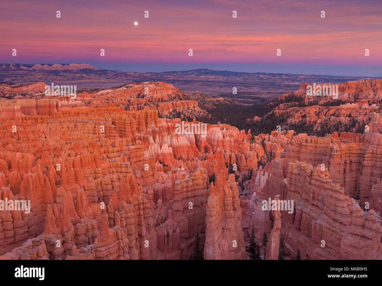 Ore del sorgere oltre il Parco Nazionale di Bryce Canyon, Utah Foto Stock