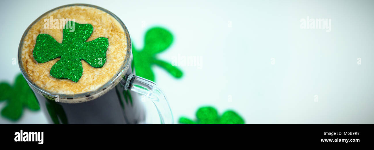 Birra nera e shamrock per il giorno di San Patrizio Foto Stock