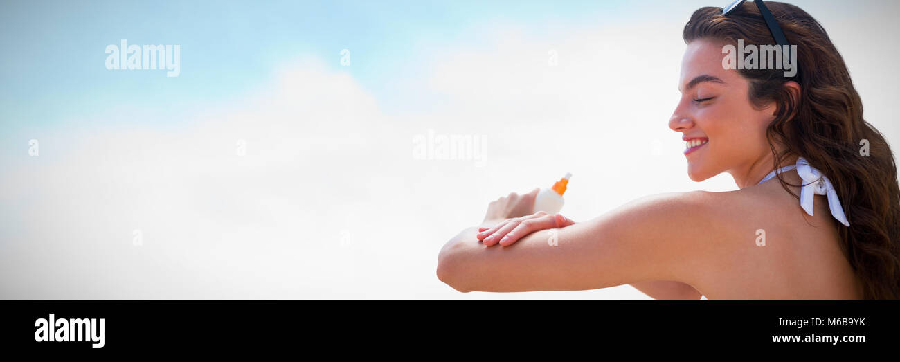 Immagine composita di belle donne l'applicazione di crema solare Foto Stock