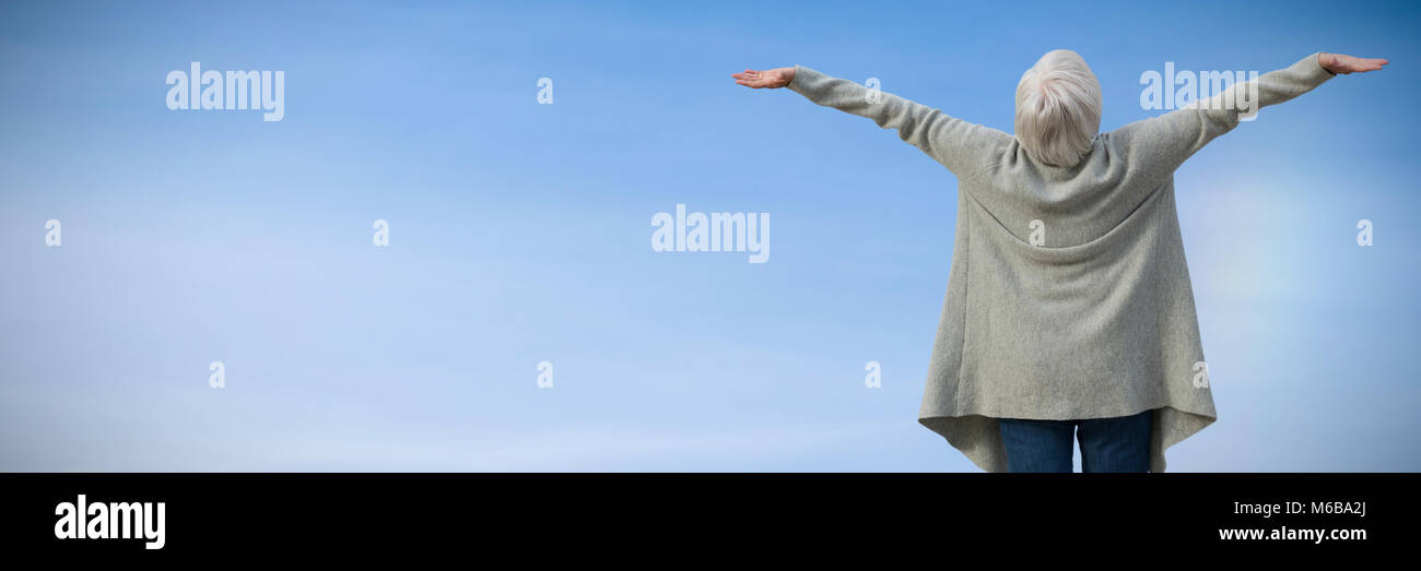 Immagine composita del sambuco donna stretching Foto Stock