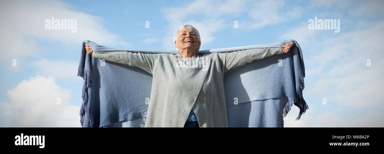 Immagine composita di felice elder donna alzando le braccia Foto Stock