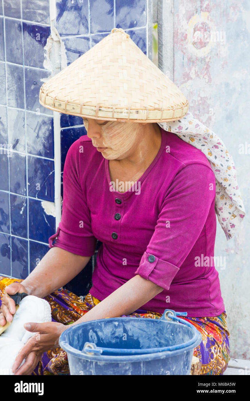 Donna sgranatura Buddha in marmo, Amarapura, Mandalay Myanmar (Birmania), l'Asia in febbraio - lavorare in marmo scultura in pietra workshop Foto Stock