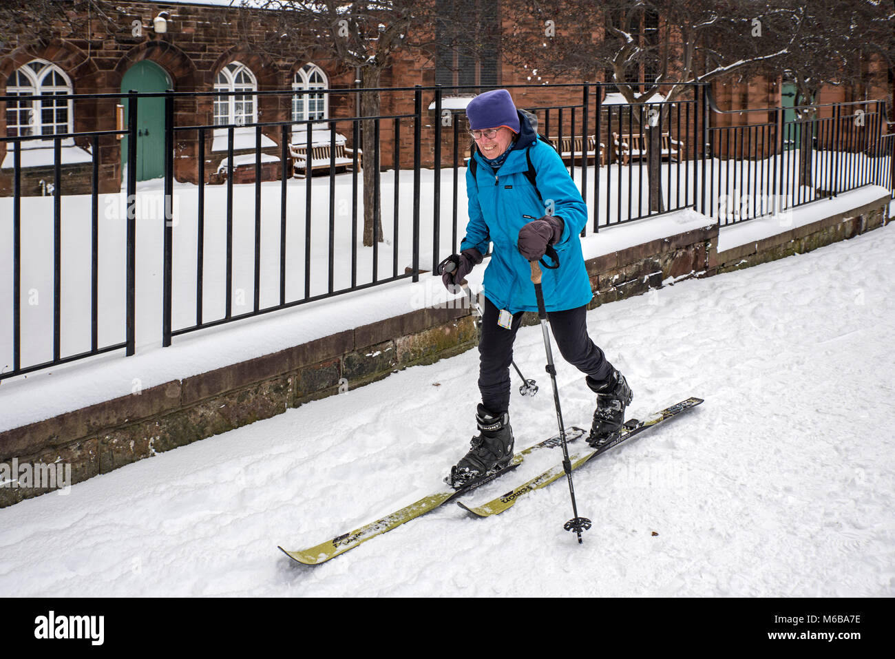 Sciatore su una strada di Edimburgo. Foto Stock