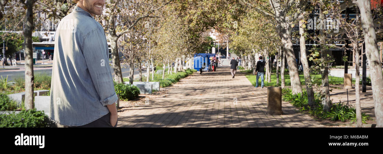 Immagine composita del ritratto di uomo sorridente guardando sopra la spalla Foto Stock