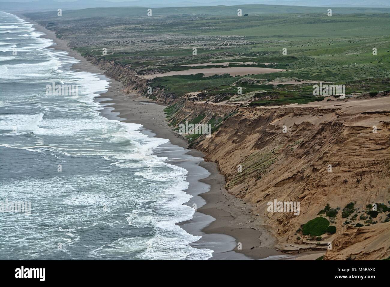 Point Reyes National Seashore - giornata di pioggia e mare mosso a Invernesse seahore - sabbia lungo la costa della California Foto Stock Point Reyes National Seashore - giornata di pioggia e mare mosso a Invernesse seahore - sabbia lungo la costa della California Foto Stock