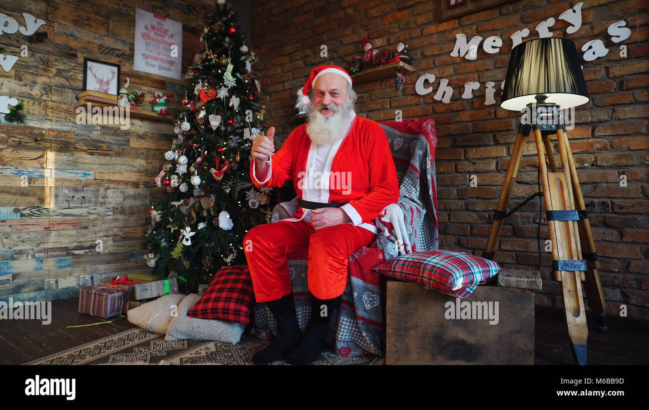 Gioiosa Santa Claus acquisisce albero di Natale Foto Stock