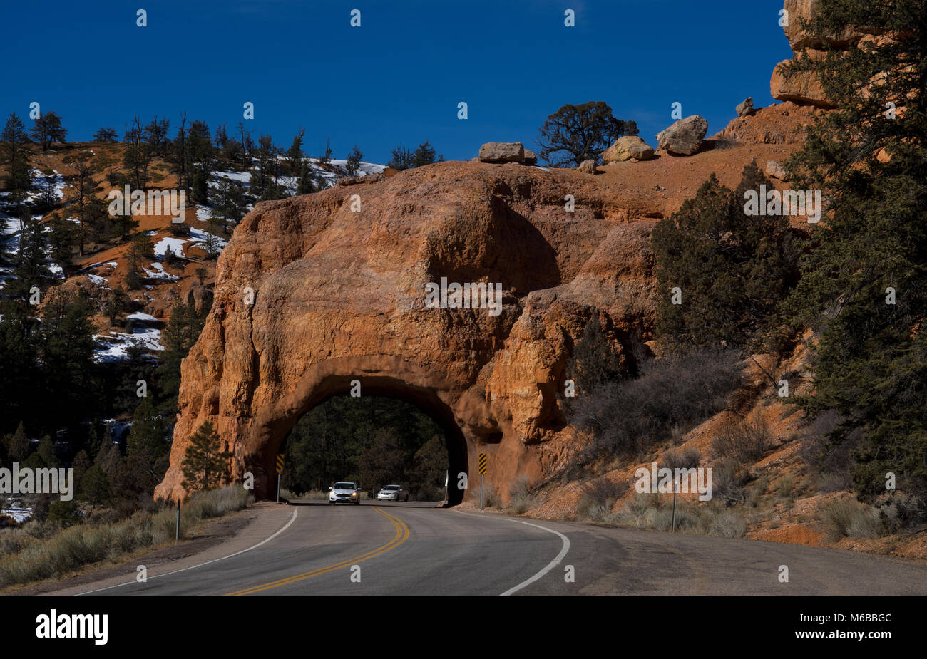 Arch Rock formazione tunnel stradali, il Red Rock Canyon,Utah,USA Foto Stock