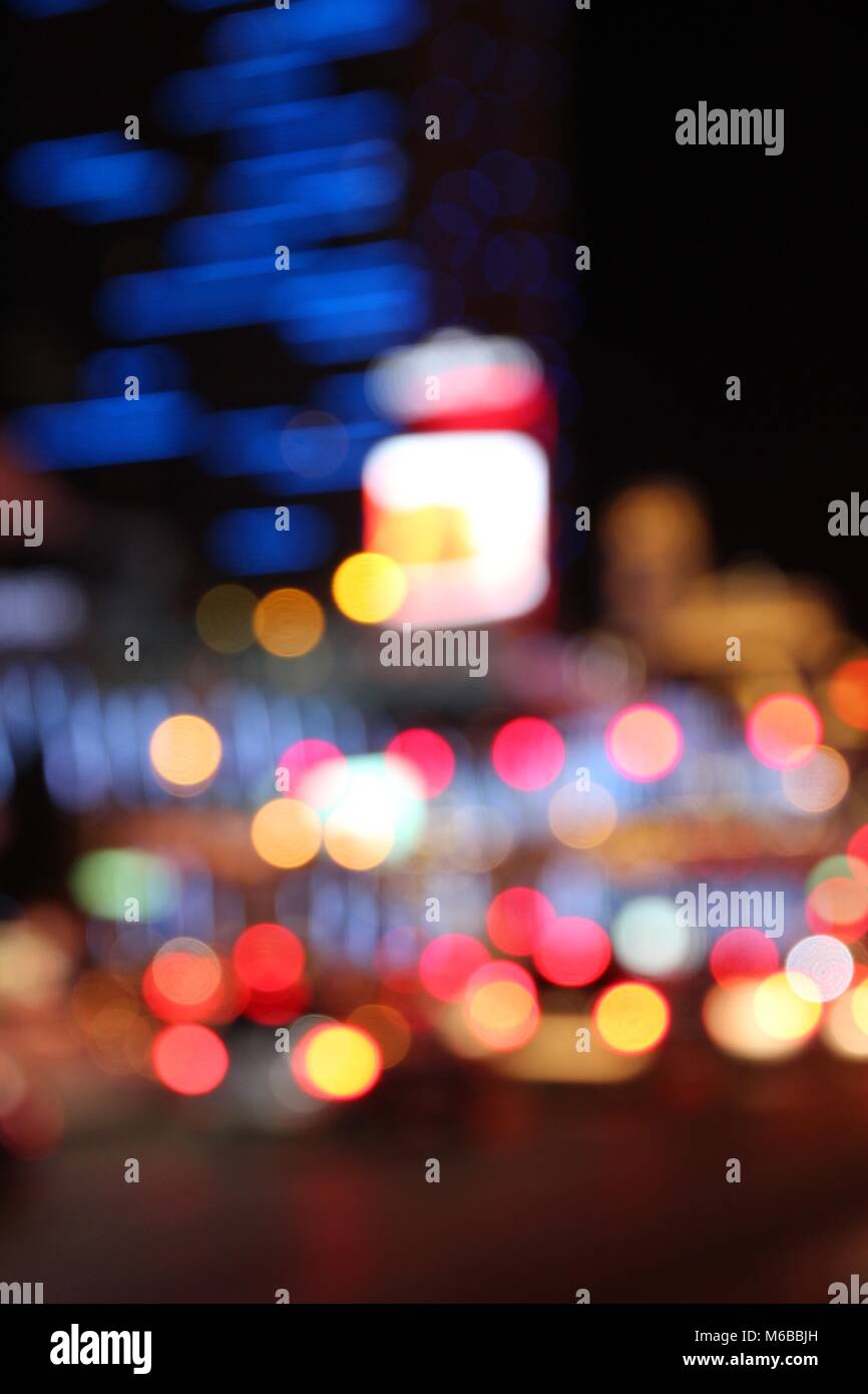 Las Vegas, Nevada, Stati Uniti. Città sfocati di notte le luci - serata colorata vista. Foto Stock