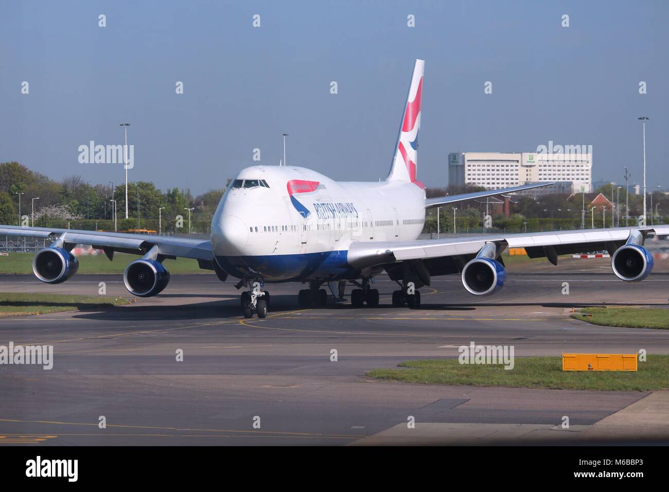 LONDON, Regno Unito - 16 Aprile 2014: British Airways Boeing 747 dopo l'atterraggio all'aeroporto di Londra Heathrow. BA opera flotta di 283 aeromobili (il più grande nel Regno Unito Foto Stock