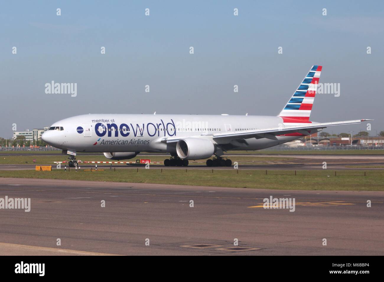 LONDON, Regno Unito - 16 Aprile 2014: American Airlines Boeing 777 in alleanza Oneworld livrea dopo l'atterraggio all'aeroporto di Londra Heathrow. Oneworld trasporta più Foto Stock