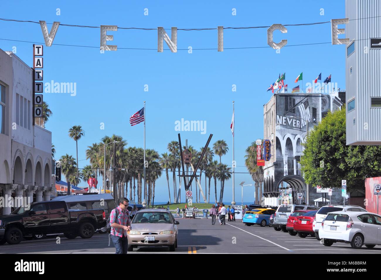 Venezia, STATI UNITI - 6 Aprile 2014: persone visitano la Fronte Oceano a piedi a Venice Beach in California. La spiaggia di Venezia è una delle più famose spiagge di La Co Foto Stock