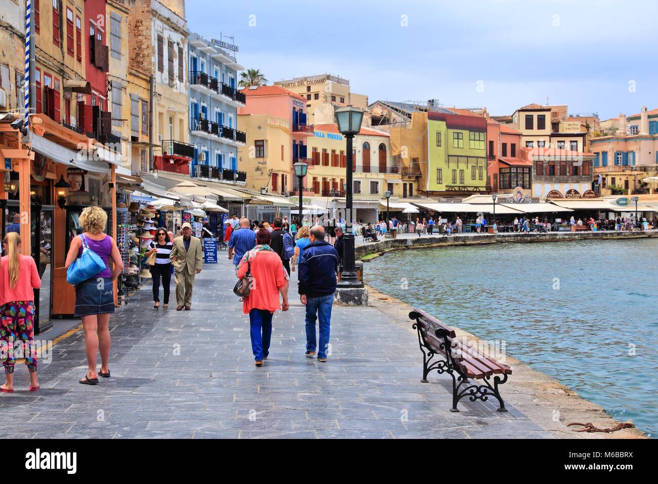 CHANIA, Grecia - 18 Maggio 2014: la gente visita la città vecchia di Chania, Creta. Chania è la seconda più grande città di Creta (108,642 abitanti nel 2011). Foto Stock