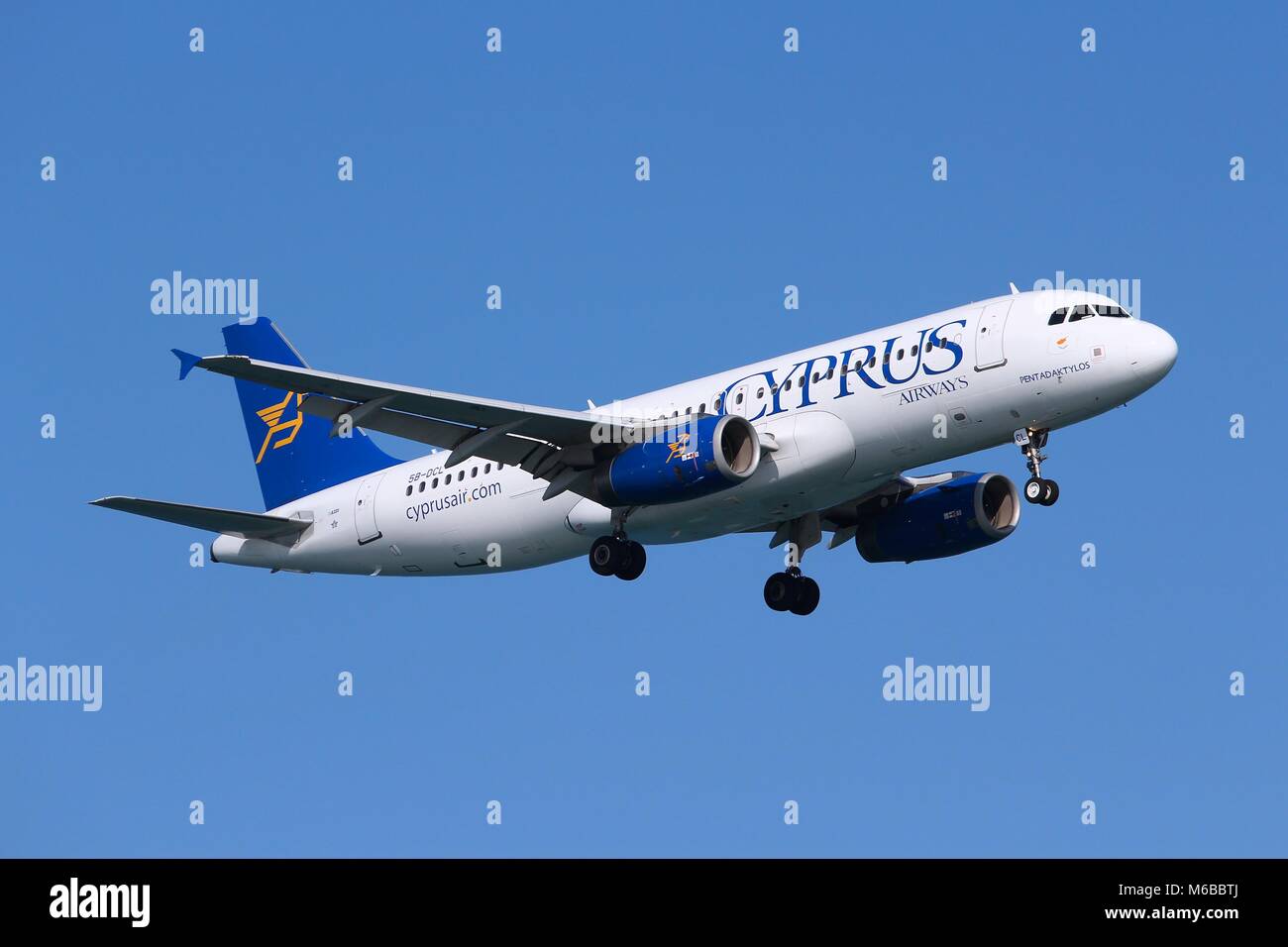 LARNACA, Cipro - 17 Maggio 2014: Cyprus Airways Airbus A320 di terre in Aeroporto Internazionale di Larnaca. Cyprus Airways è la compagnia aerea nazionale di Cipro, f Foto Stock