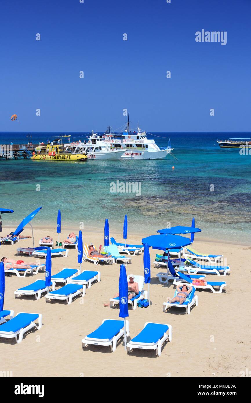 PROTARAS, Cipro - 17 Maggio 2014: le persone a rilassarsi presso Sunrise Beach in Protaras, Cipro. Il turismo costituisce circa il dieci percento del bilancio di Cipro con 2,4 milioni di euro Foto Stock