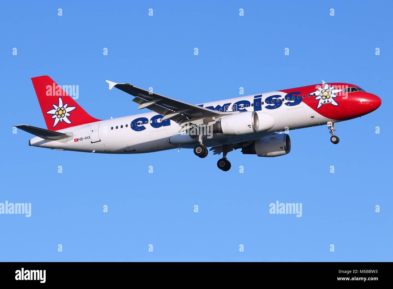 LARNACA, Cipro - 17 Maggio 2014: Edelweiss Air Airbus A320 di terre in Aeroporto Internazionale di Larnaca. Edelweiss è parte del gruppo Lufthansa. Lufthansa Grou Foto Stock