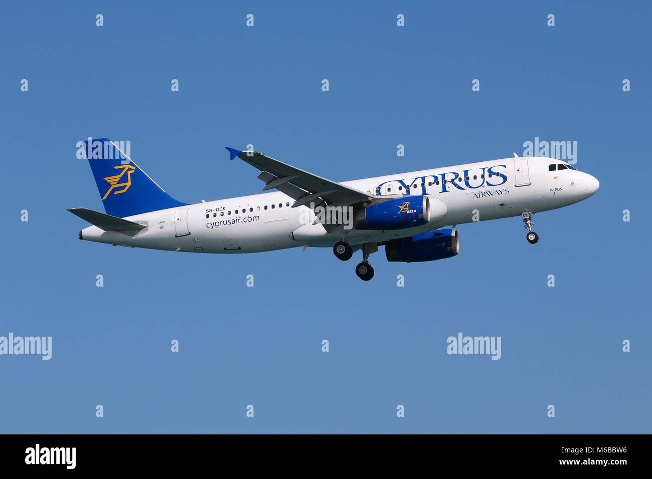 LARNACA, Cipro - 17 Maggio 2014: Cyprus Airways Airbus A320 di terre in Aeroporto Internazionale di Larnaca. Cyprus Airways ha cessato le proprie attività il 9 gennaio 2015 Foto Stock