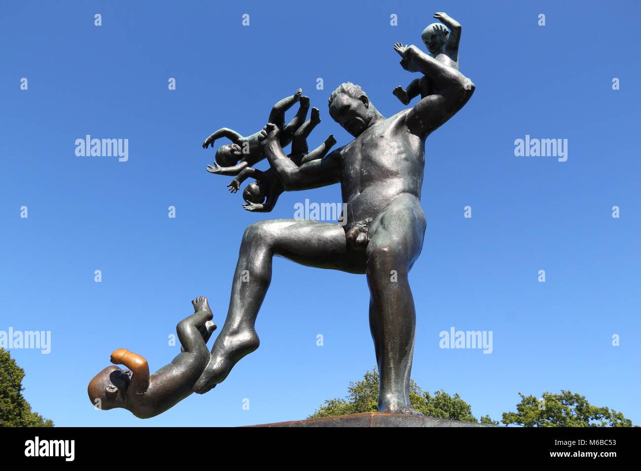 OSLO, Norvegia - 2 agosto 2015: Vigeland installazione nel Parco Frogner, Oslo. 212 sculture intorno al parco sono stati tutti progettati da artista Gustav Vigeland Foto Stock