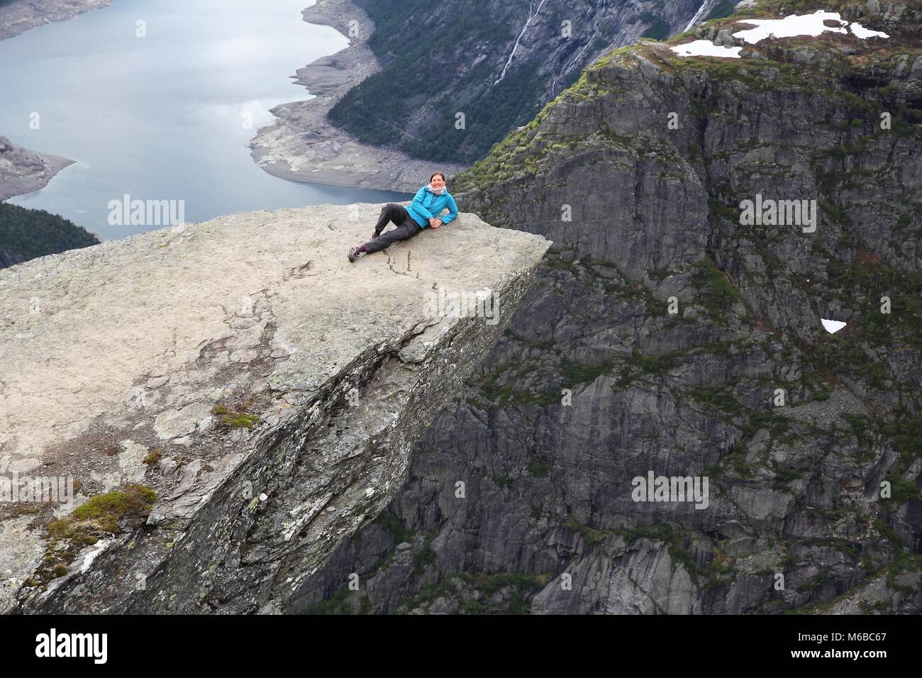 Turistico a di Troll Tongue - monumento naturale in Norvegia. Foto Stock
