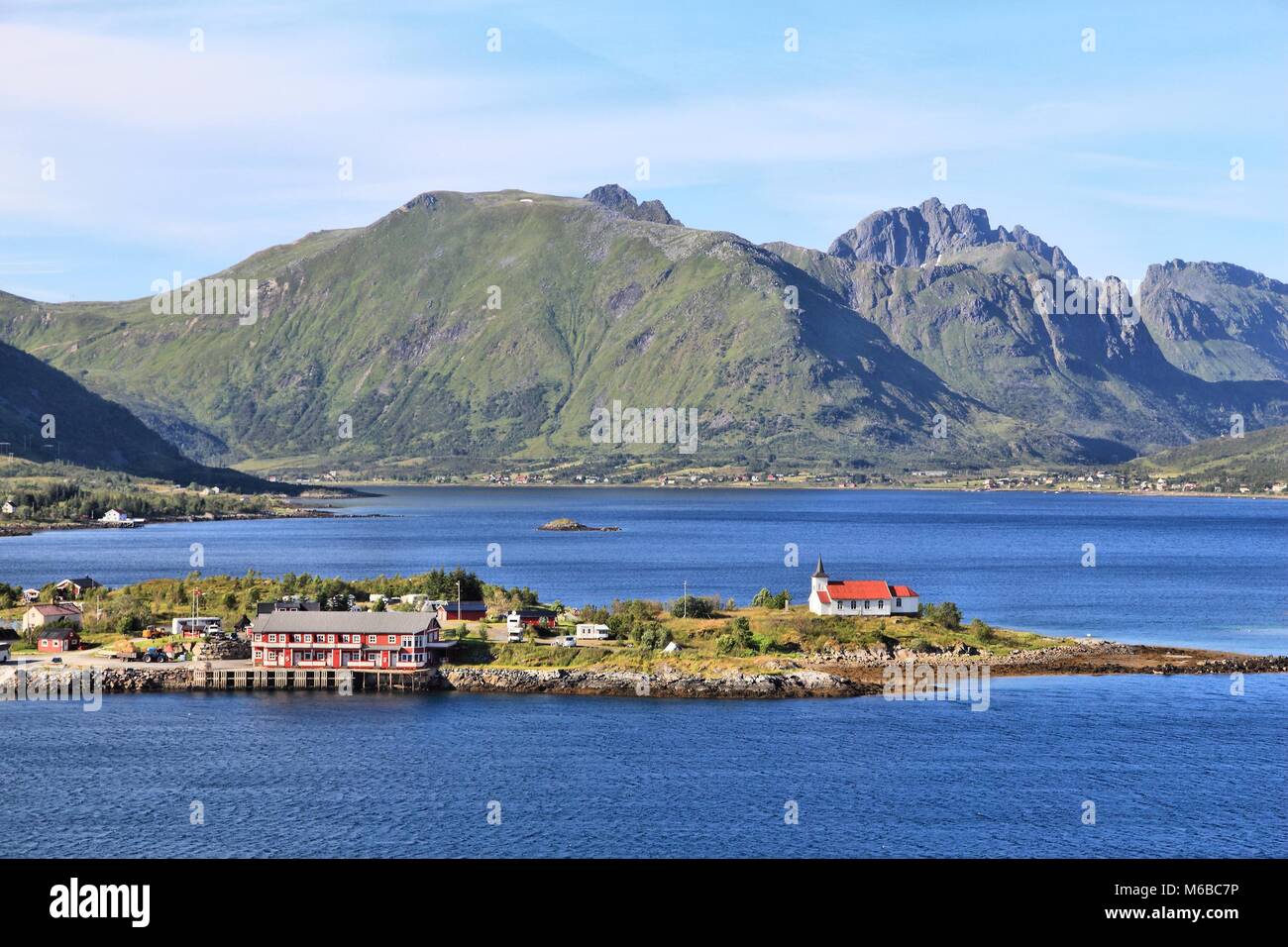 Norvegia paesaggio - Sildpollnes chiesa in Vestpollen, isole Lofoten. Foto Stock