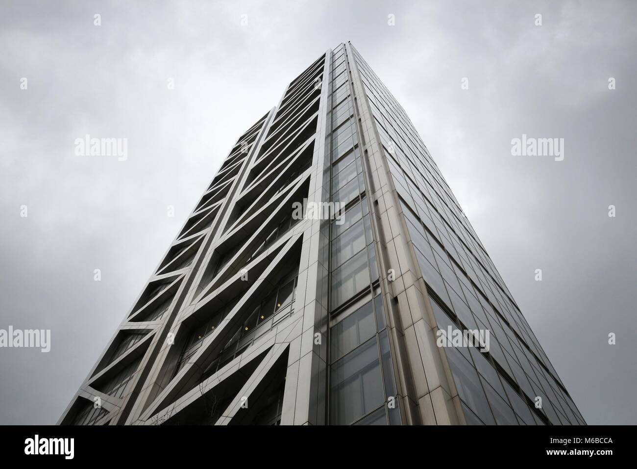 LONDON, Regno Unito - 22 Aprile 2016: Heron grattacielo Torre nella città di Londra. I suoi locatari includono Salesforce il cloud computing aziendale e Harvey Nash cons Foto Stock LONDON, Regno Unito - 22 Aprile 2016: Heron grattacielo Torre nella città di Londra. I suoi locatari includono Salesforce il cloud computing aziendale e Harvey Nash cons Foto Stock