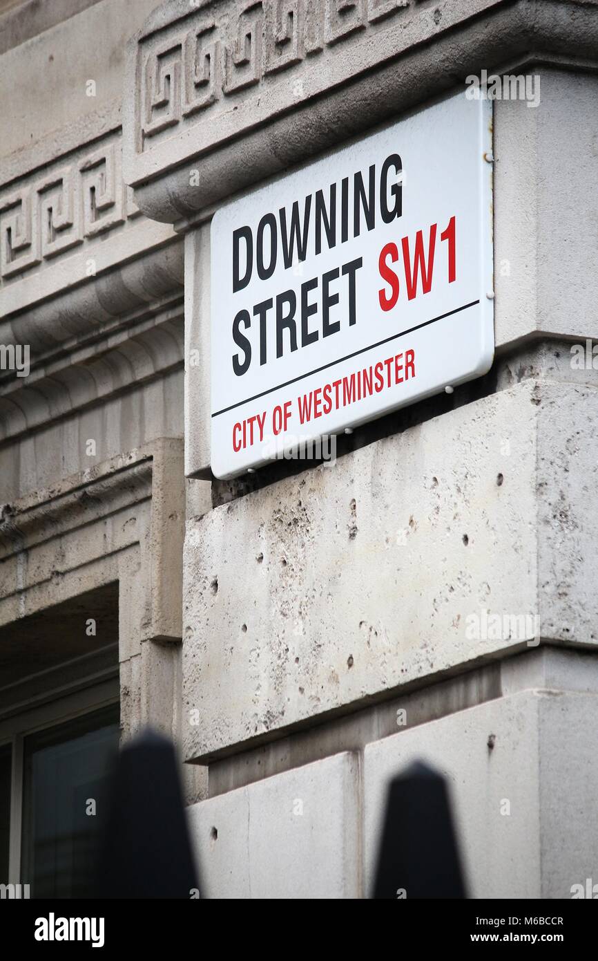 LONDON, Regno Unito - 23 Aprile 2016: Downing Street sign in Londra, Regno Unito. 10 Downing Street è l'ufficio del Primo Ministro britannico. Foto Stock