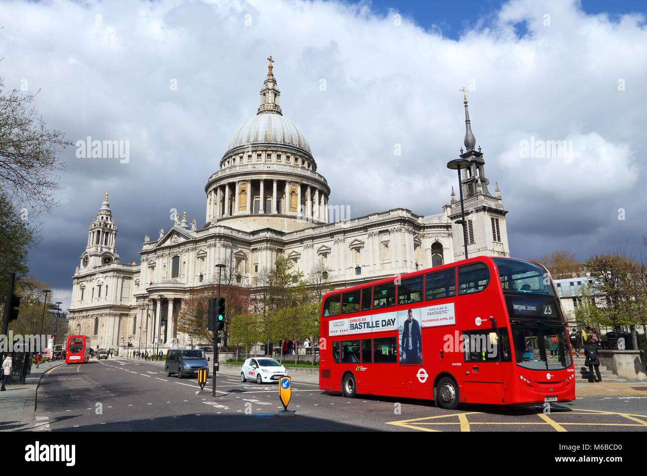 LONDON, Regno Unito - 23 Aprile 2016: la gente ride di un autobus urbano a Londra, Regno Unito. Trasporto per Londra (TFL) opera 8.000 autobus su 673 rotte. Foto Stock