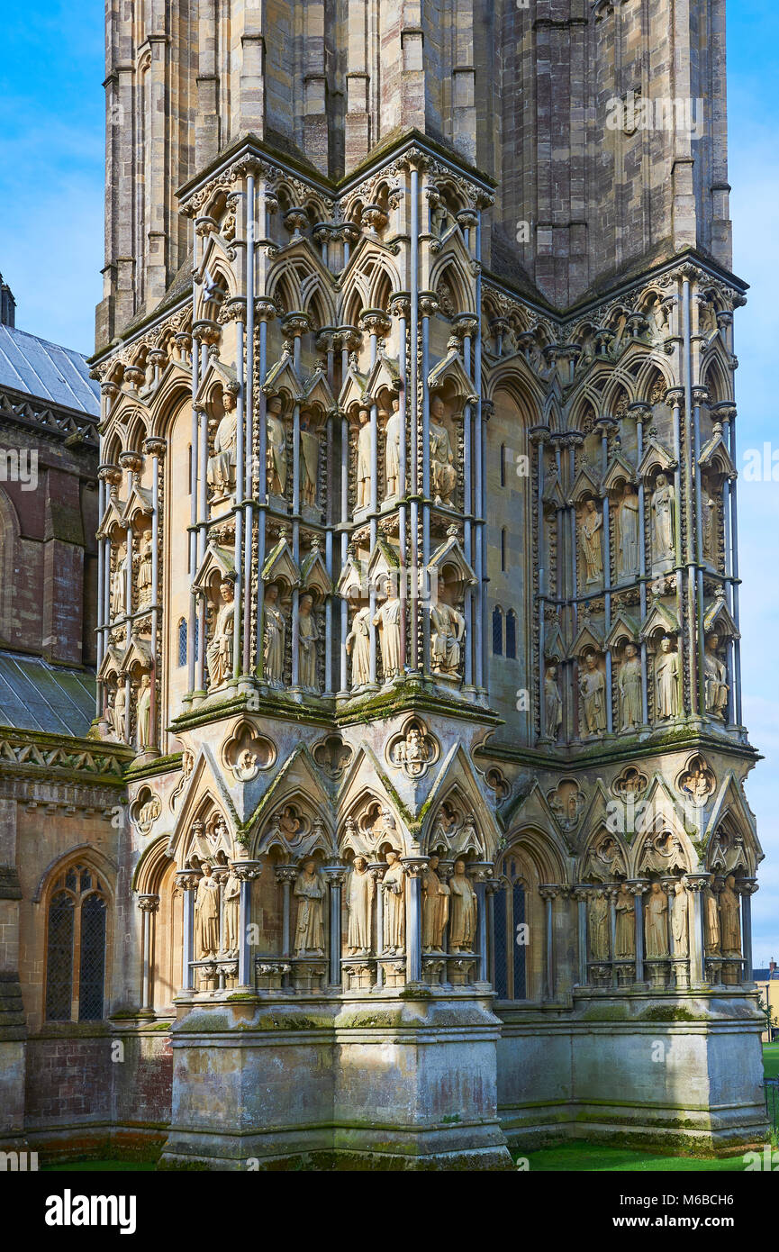 Le statue sulla facciata della medievale Cattedrale di Wells costruito nei primi inglese in stile gotico in 1175, Wells Somerset, Inghilterra Foto Stock