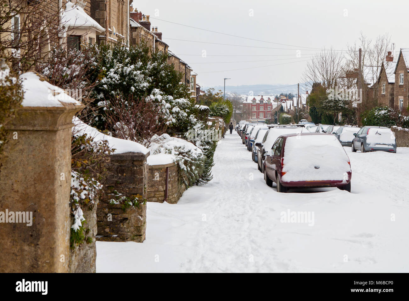 Frome, Somerset, 03/02/2018 Case, Street e auto coperto di neve dalla tempesta Emma. Foto Stock