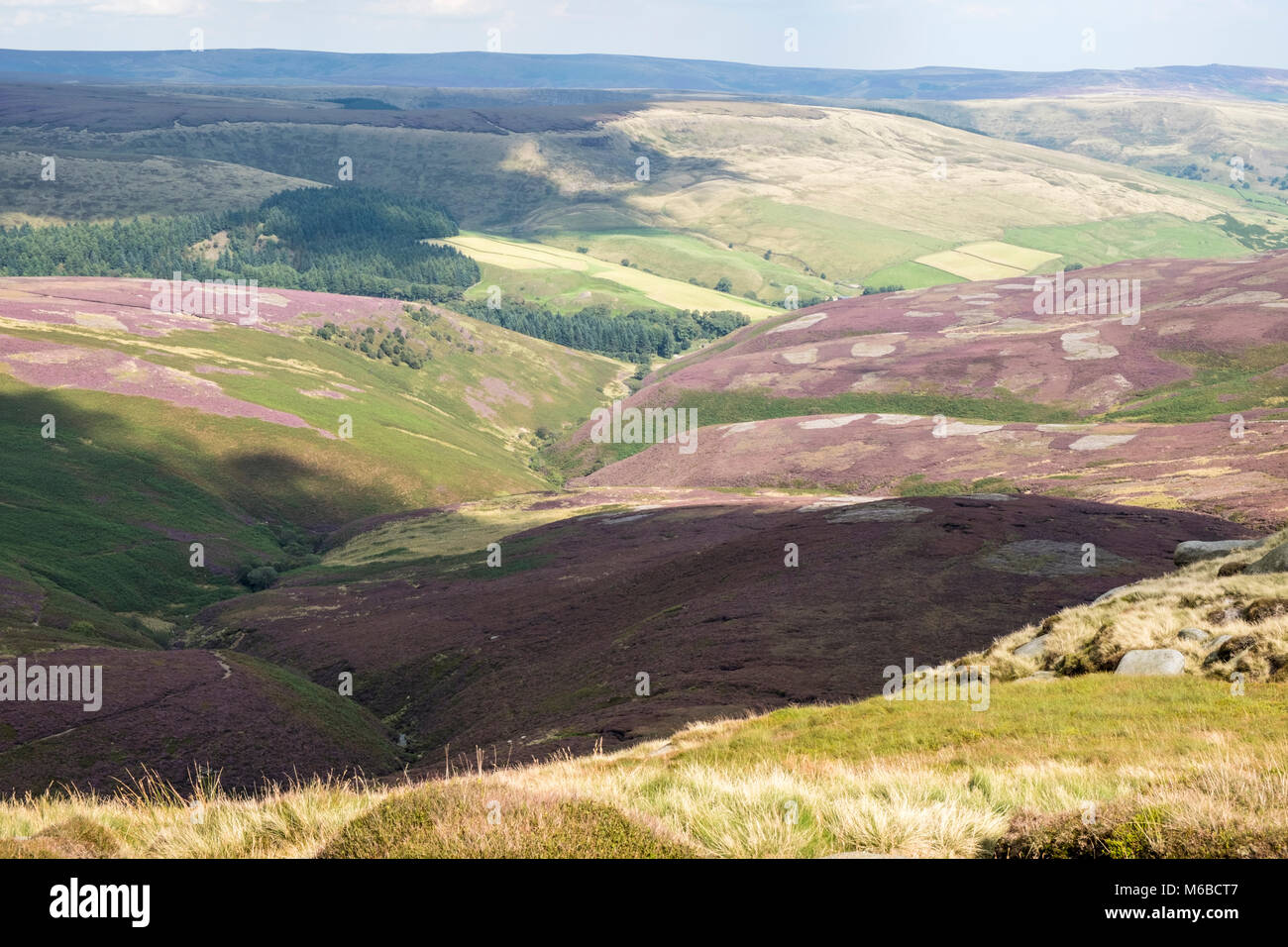Vista su tutta la brughiera di north Derbyshire e South Yorkshire dal bordo di tenuta sul bordo settentrionale Kinder Scout, Derbyshire, Peak District, England, Regno Unito Foto Stock