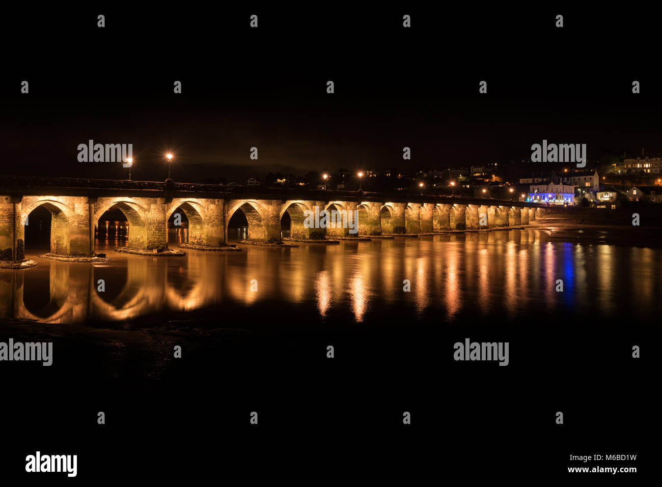 Bideford ponte sopra il fiume Torridge illuminata di notte Foto Stock