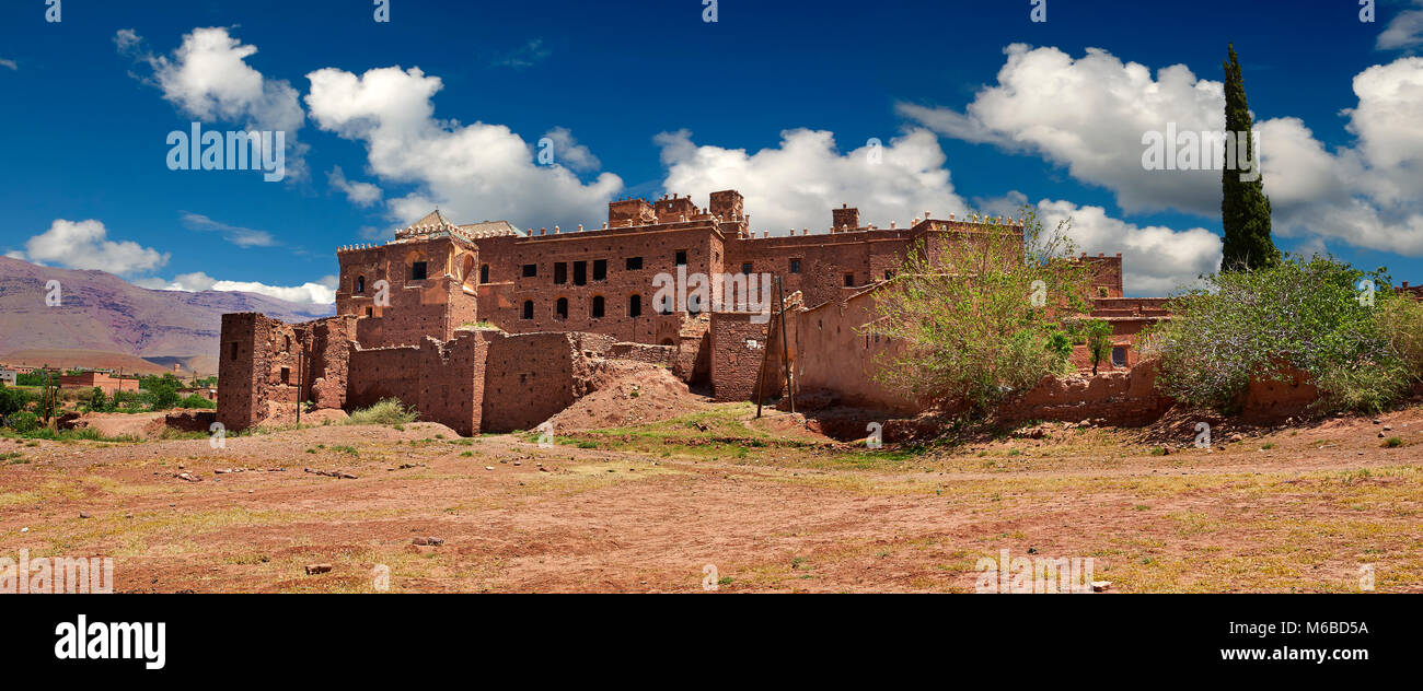 Esterno del mattone di fango Berber Telouet Kasbah, Atlante Marocco Foto Stock