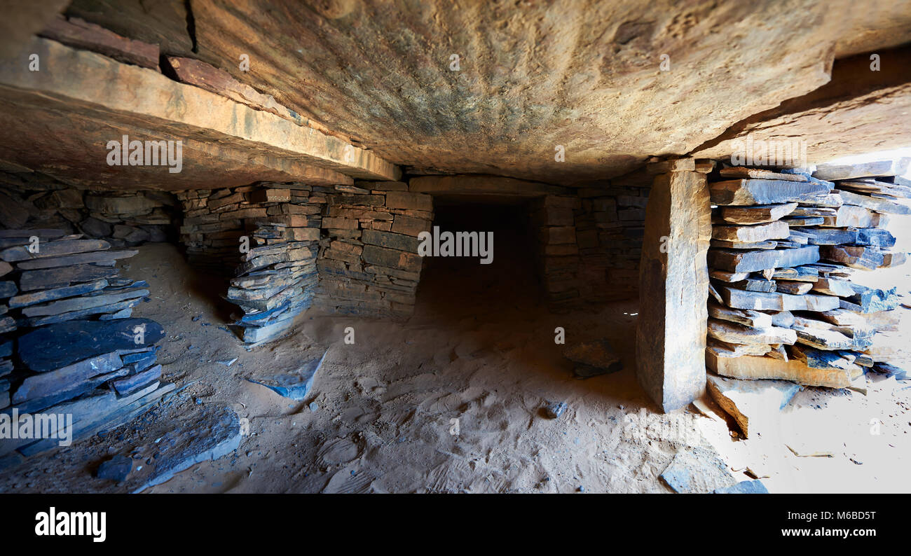 La camera interna di un Sahara settentrionale i tumuli di sepoltura nelle colline 20km ad est di Taouz, Marocco Foto Stock