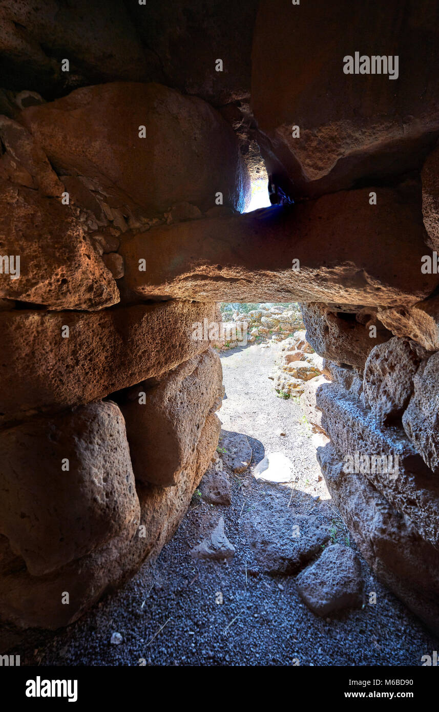 Foto e immagini della preistoria trangular 'false' o corbel arcata del nuraghe Arrubiu ( Nuraghe rosso), sito archeologico, età del bronzo (14 -9 th cen Foto Stock