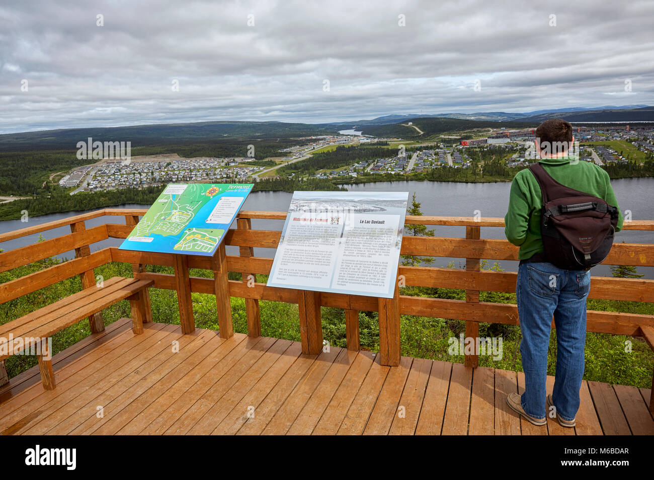 Tourist godersi la visualizzazione Fermont e lago Daviault da Mout Daviault (Mont Daviault), Fermont, Quebec, Canada Foto Stock