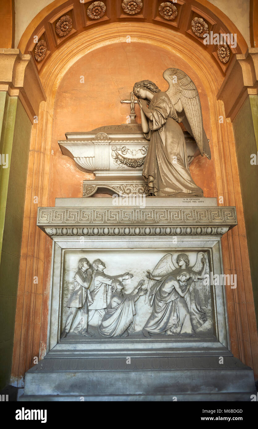 Foto della pietra scolpita la classica di un angelo su una tomba monumentale di Giovanni Chiarella, Staglieno cimitero monumentale. Scultore Giovanni Foto Stock