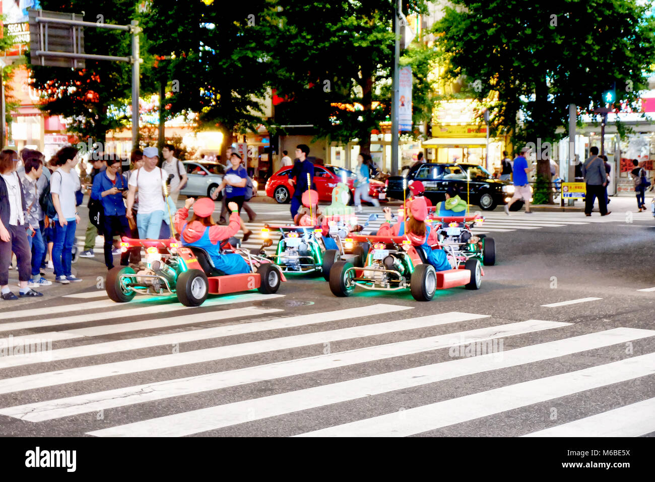 Tokyo / Giappone - 11 Giugno 2017 : Persone Costumi cosplay la guida go kart a Akihabara Foto Stock
