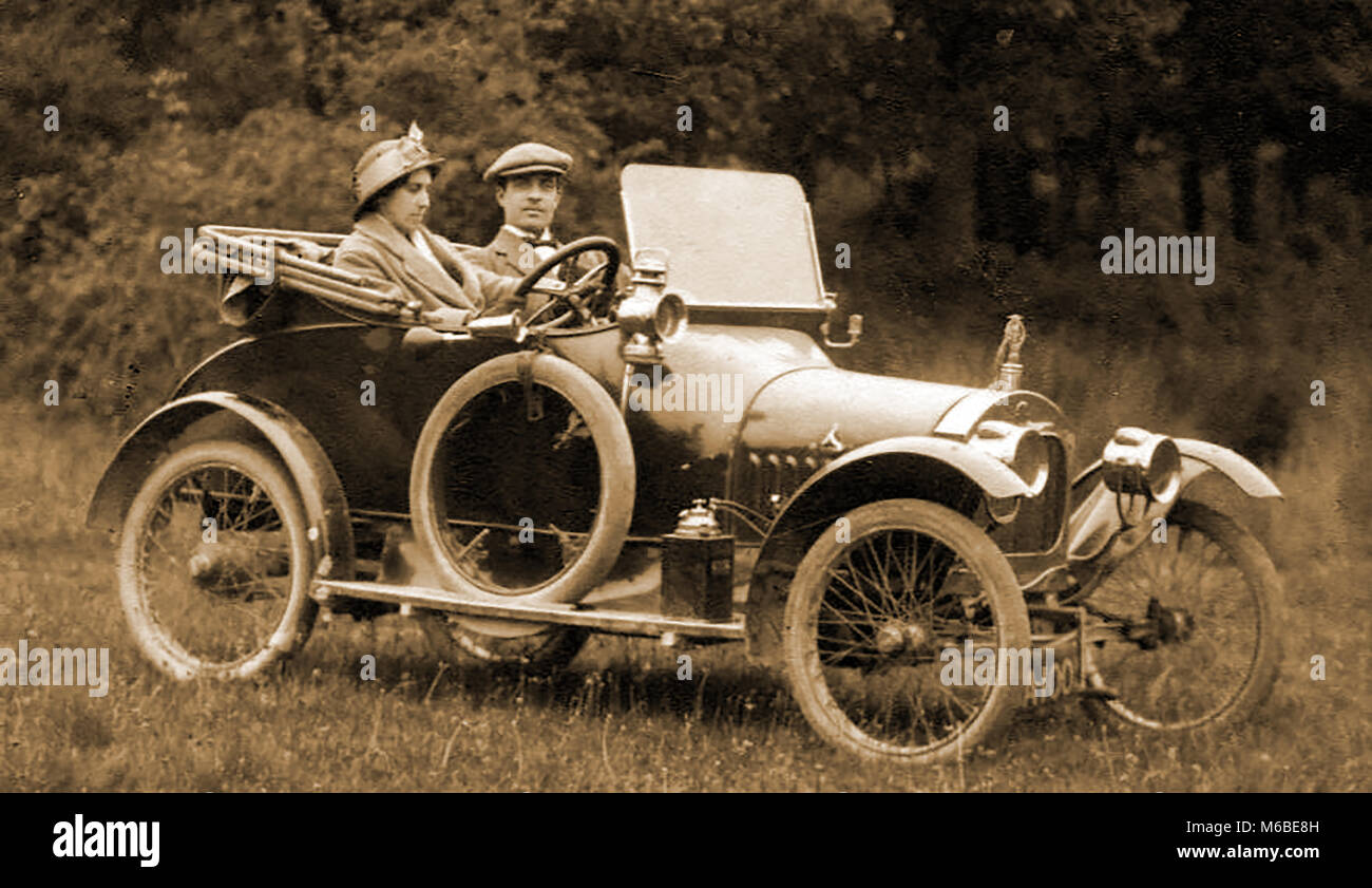 Una foto di una vendemmia inizio una sommità aperta vettura convertibile con una donna conducente e passeggero maschio Foto Stock