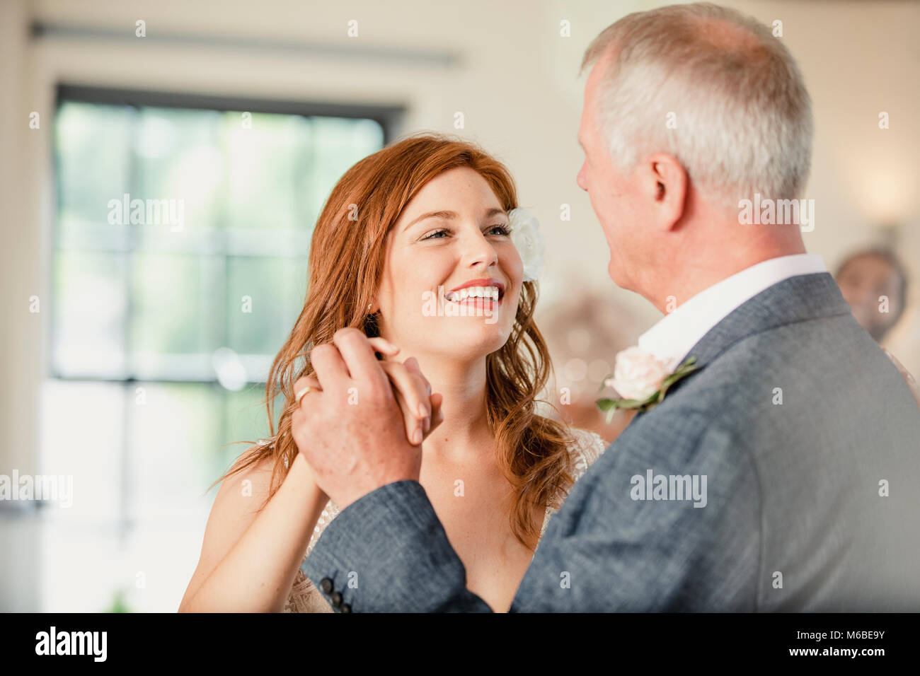 Bella Sposa sta godendo di una danza con suo padre il giorno del matrimonio. Foto Stock