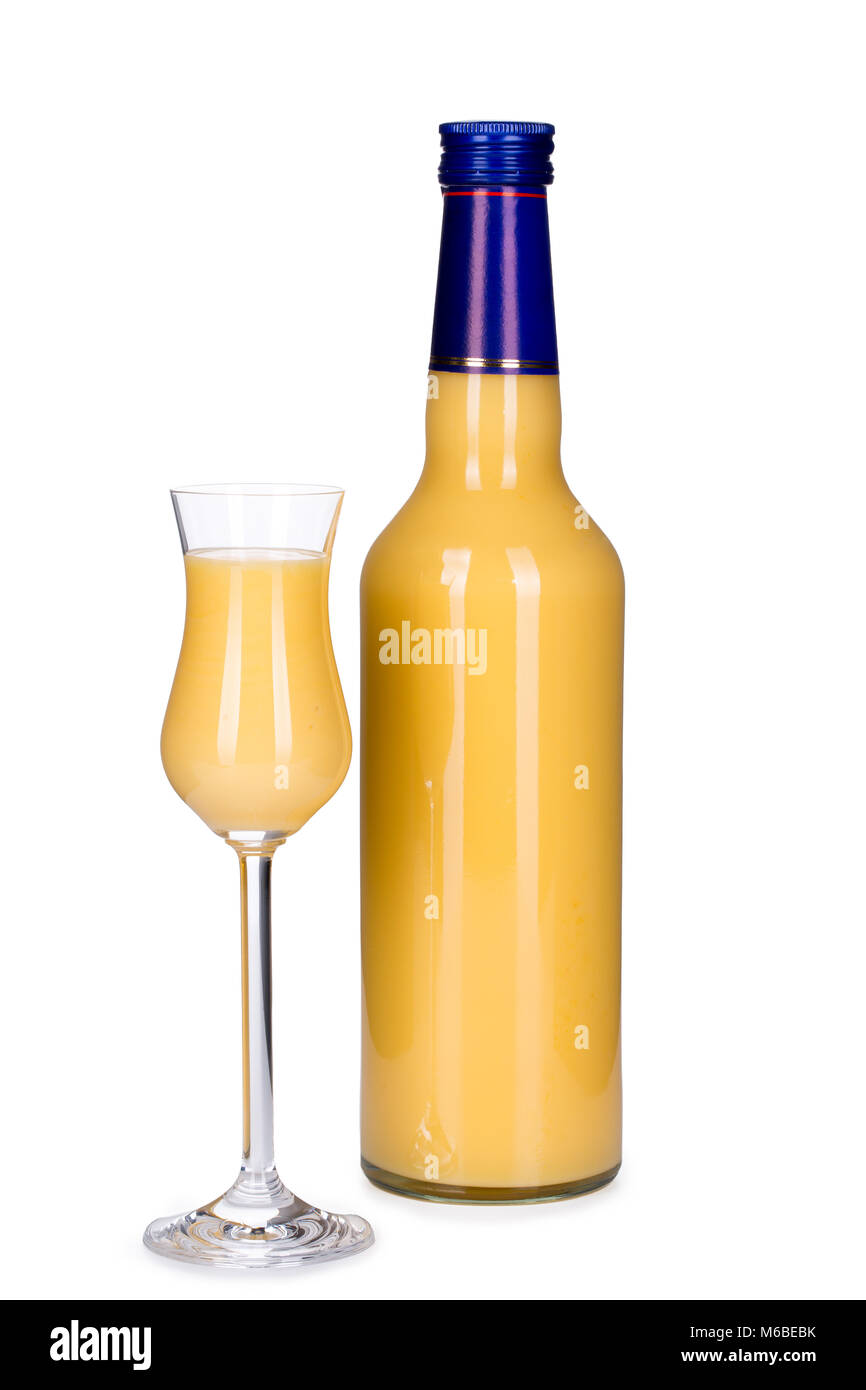 Bottiglia e bicchiere di liquore uova isolate su sfondo bianco, vista anteriore, close-up. Foto Stock
