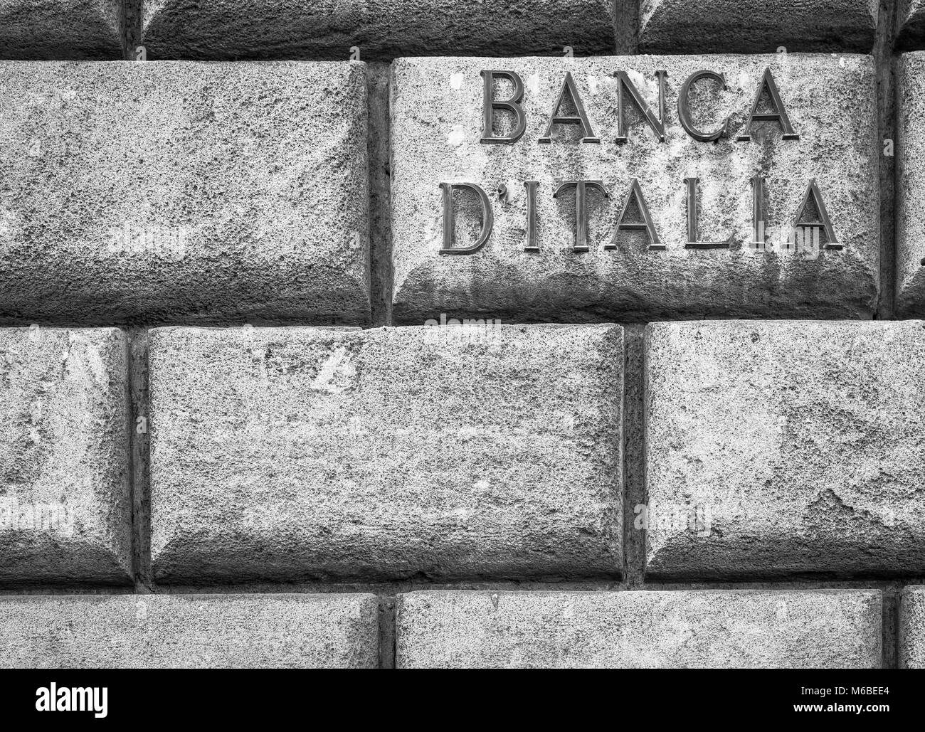 Banca d'Italia (banca d'Italia) il testo su un vecchio muro vicino all'entrata dell'istituto a Lecce Foto Stock