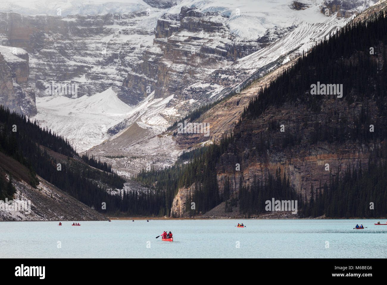 Montagne innevate viste dal lago Louise Foto Stock