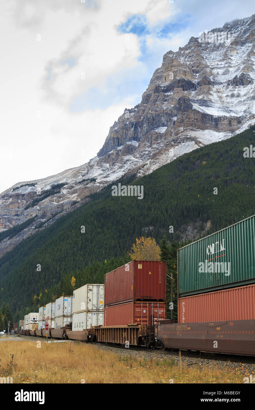 Campo, BC / Canada - 07 Ottobre 2017: CP treno merci attraverso le Montagne Rocciose Foto Stock