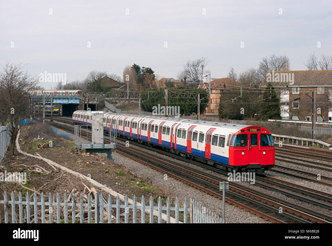 Una linea di Bakerloo Metropolitana formata da 1972 stock passando a sud di Kenton nella zona ovest di Londra il 13 marzo 2006. Una linea di Bakerloo London und Foto Stock