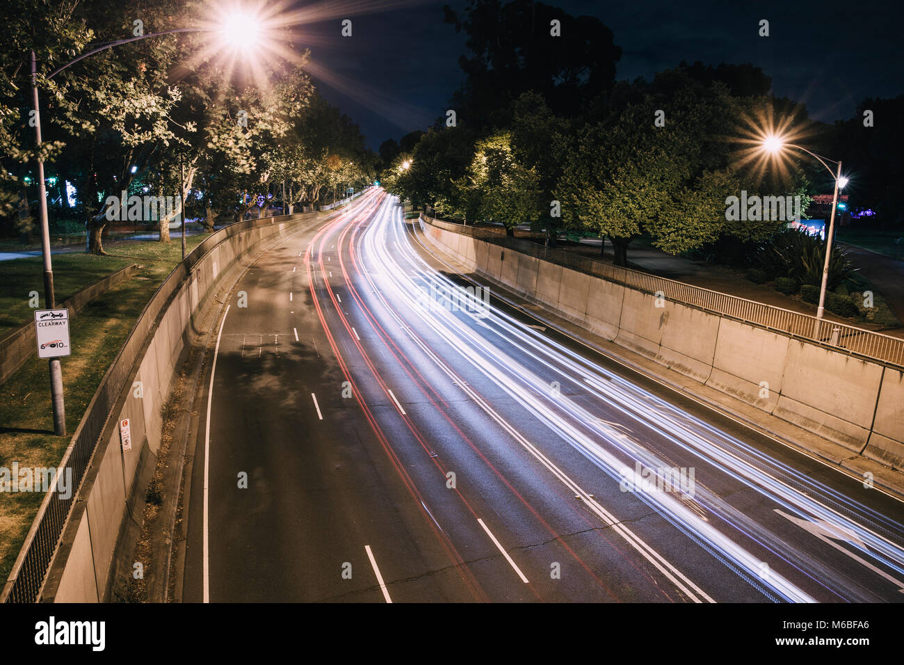 Rallentare la velocità dello shutter colpo di una autostrada a Melbourne, Australia. Foto Stock