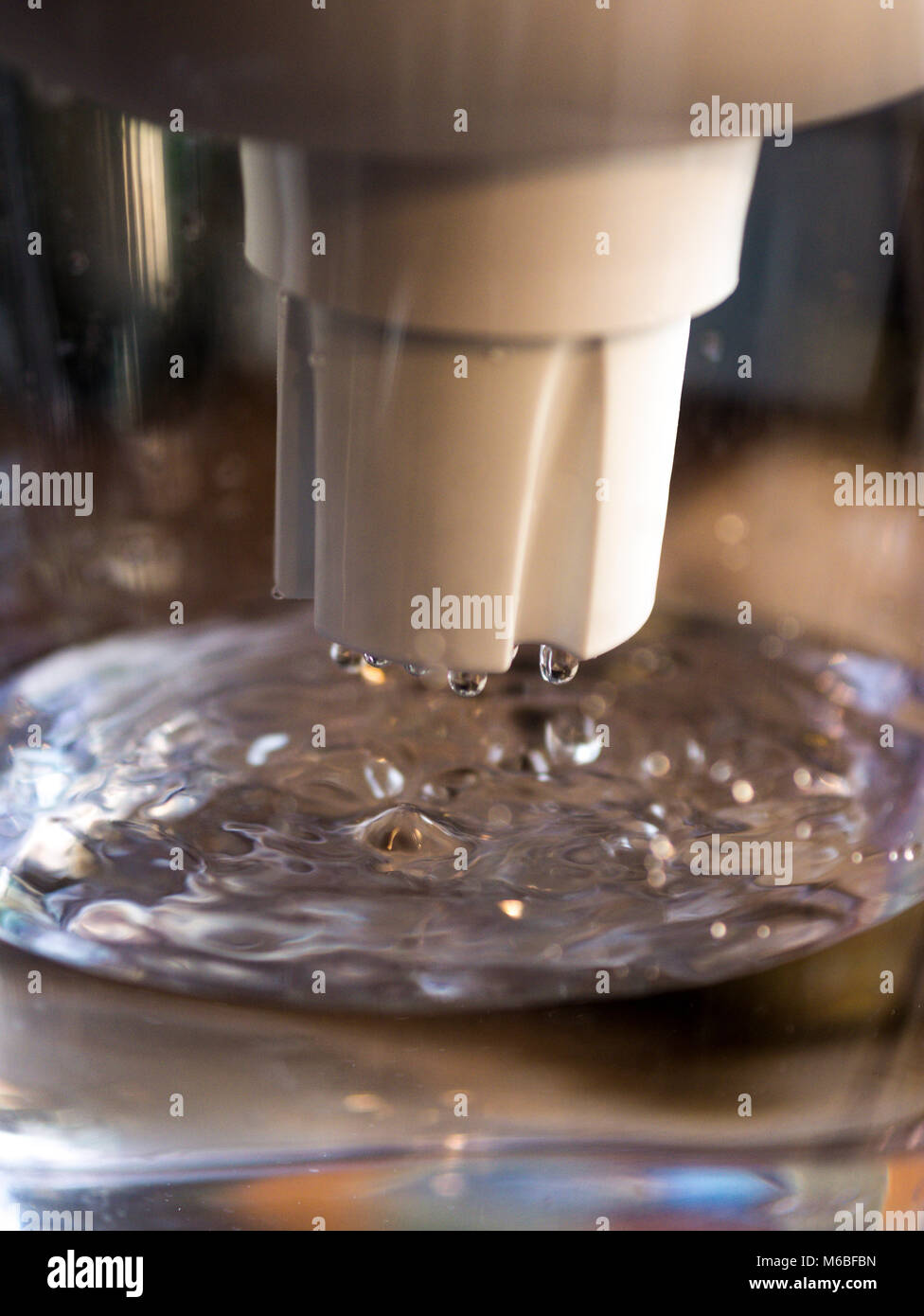 La filtrazione di acqua in una brocca Foto Stock