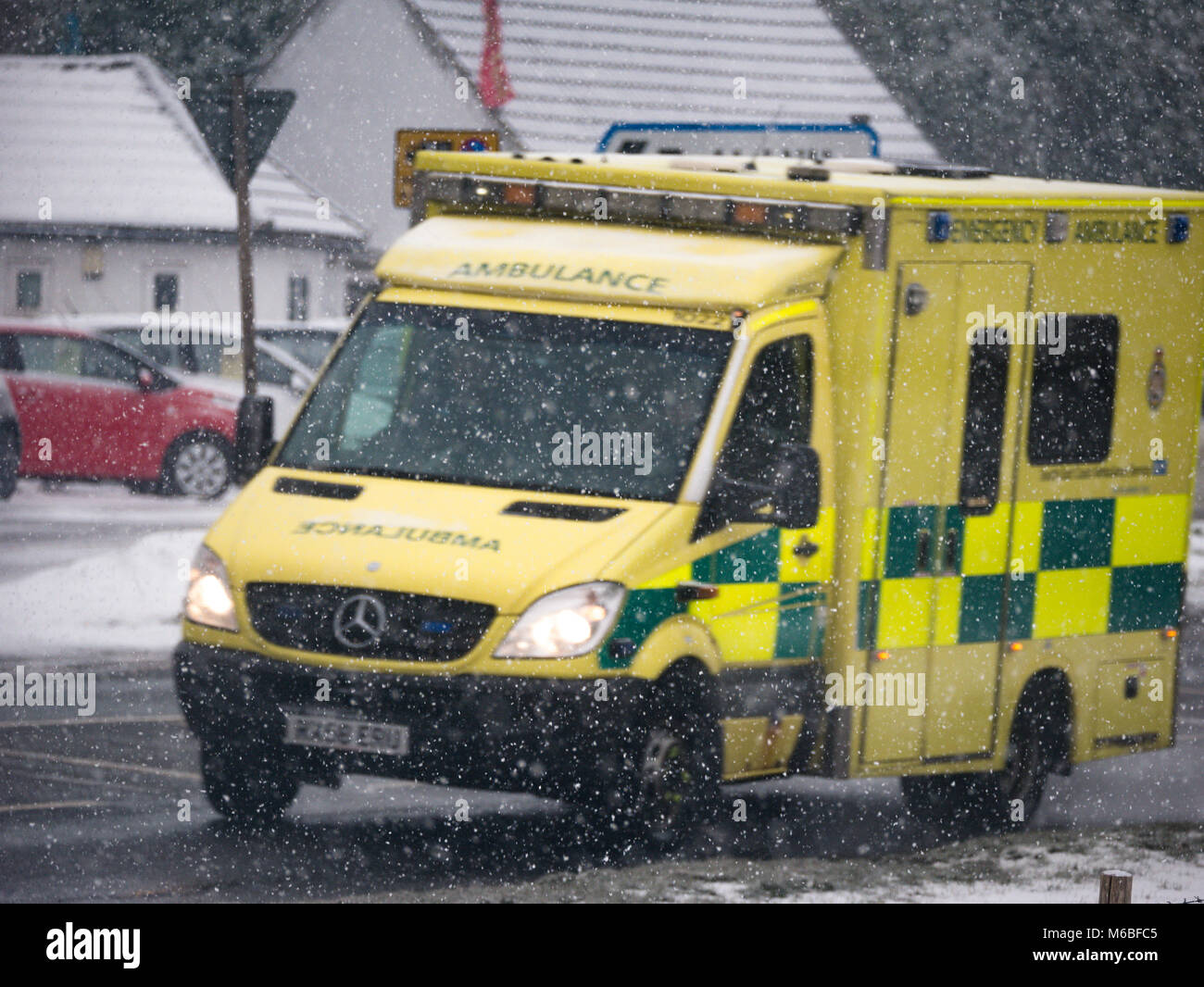 Un ambulanza la guida durante le tempeste della bestia da est, che ha colpito il Regno Unito nel febbraio 2018 Foto Stock