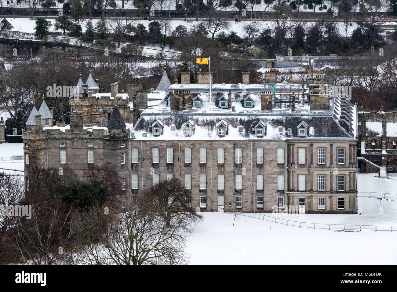 Vista del Palazzo di Holyroodhouse nella neve, Edimburgo, Scozia, Regno Unito Foto Stock