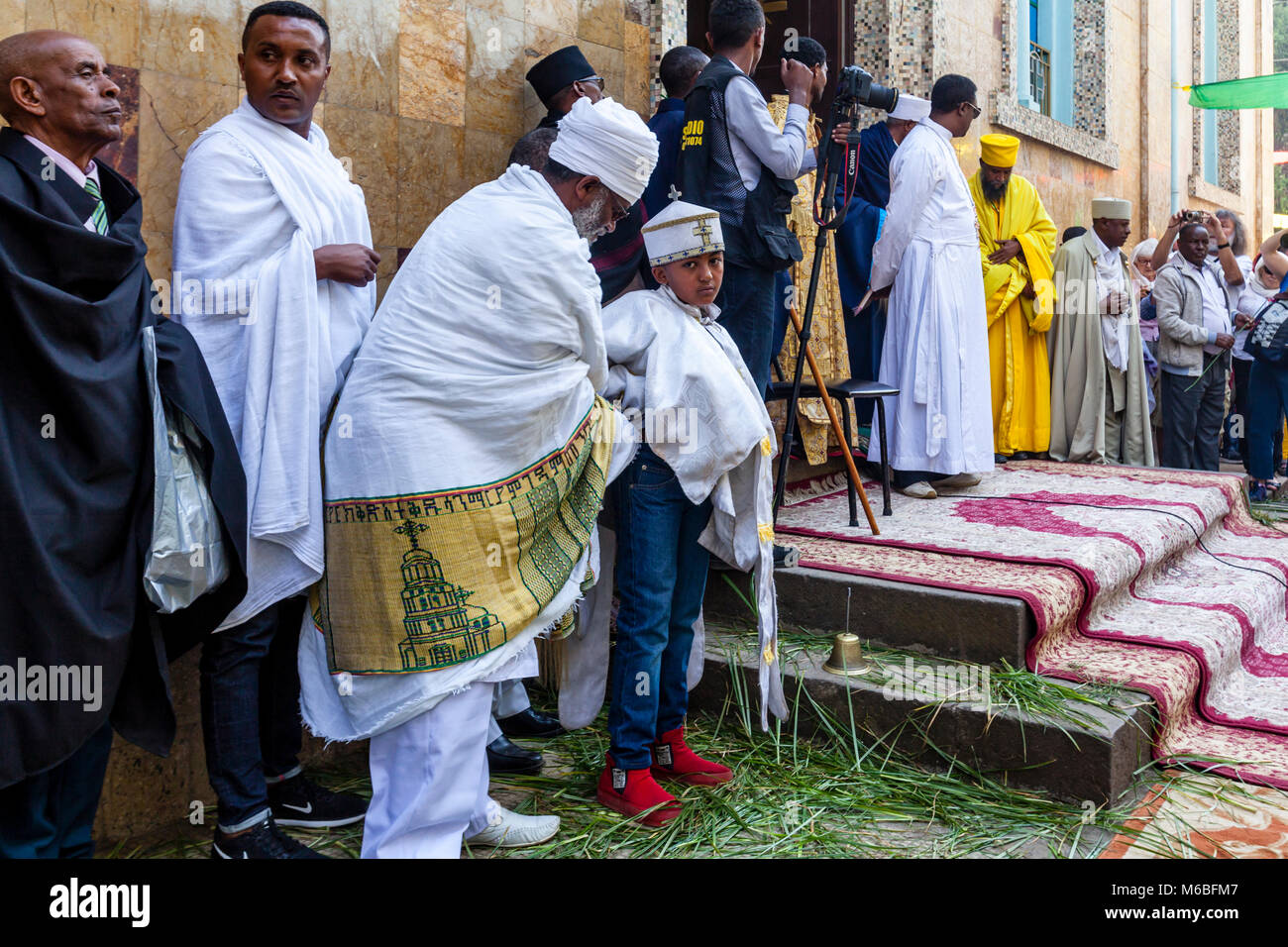 Etiope cristiano ortodosso di presbiteri e diaconi celebrare i tre giorni del festival di Timkat (Epifania) a Kidist Mariam Chiesa, Addis Abeba, Etiopia Foto Stock
